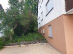 Jetzt zugreifen- 2 Doppelhaushälften im Paket als Mehrgenerationenhaus in Frickenhausen! - Seitenansicht Haus -Zugang Garten